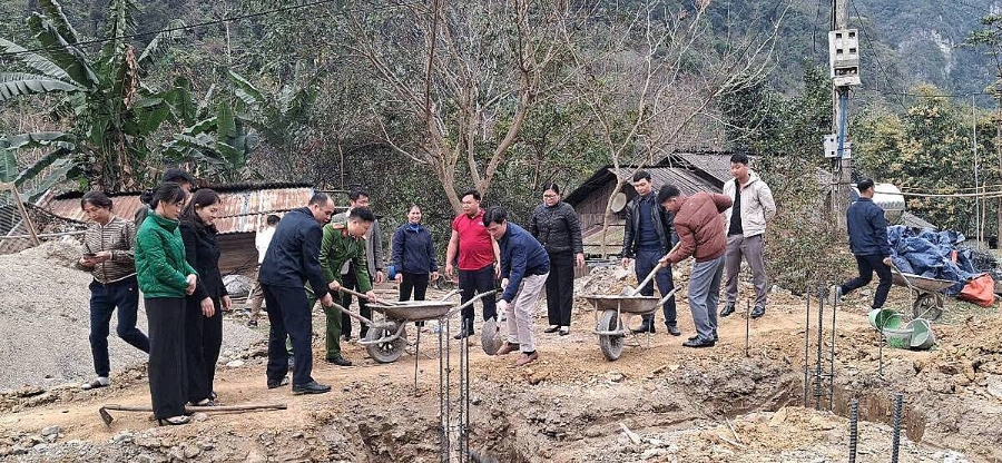 Việc hỗ trợ hộ nghèo, cận nghèo xóa nhà tạm, nhà dột nát được huyện và thị trấn Pác Miầu quan tâm.