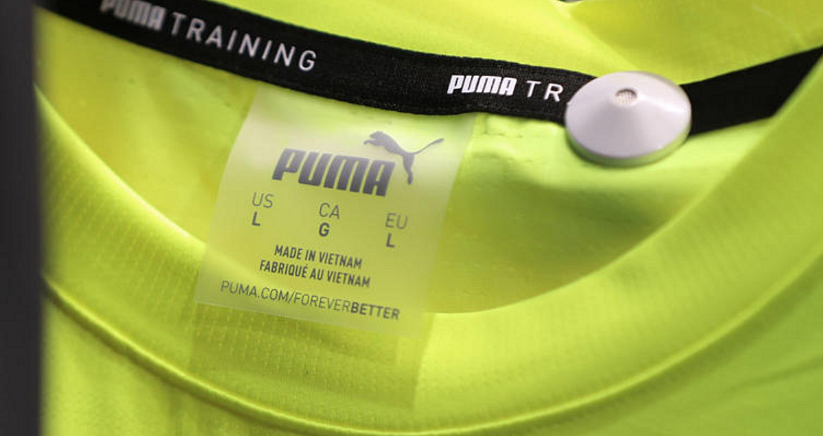 Dòng chữ 'Made in Vietnam' được in trên nhãn áo đấu Puma Training.