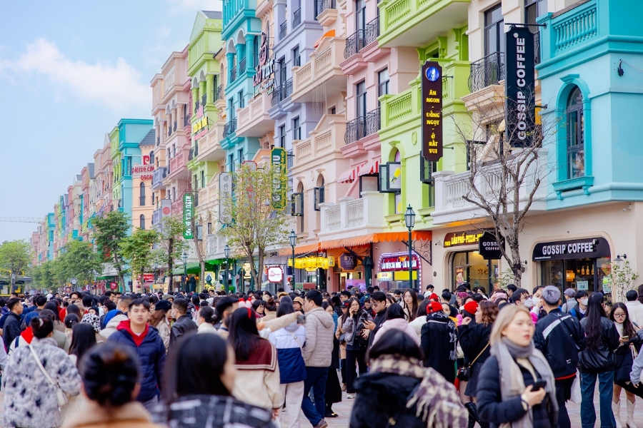 Với 3,8 triệu người gia nhập tầng lớp tiêu dùng năm 2025, ngành bán lẻ Việt Nam hứa hẹn bùng nổ &lpar;Theo báo cáo 2024 của NielsenIQ&rpar;.