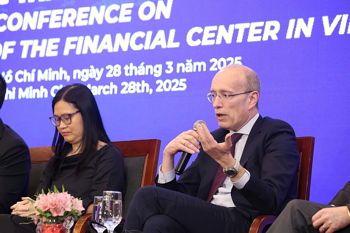 Tổng Giám đốc Jens Lottner chia sẻ những sáng kiến giá trị trong Hội nghị Xây dựng Trung tâm tài chính tại Việt Nam.