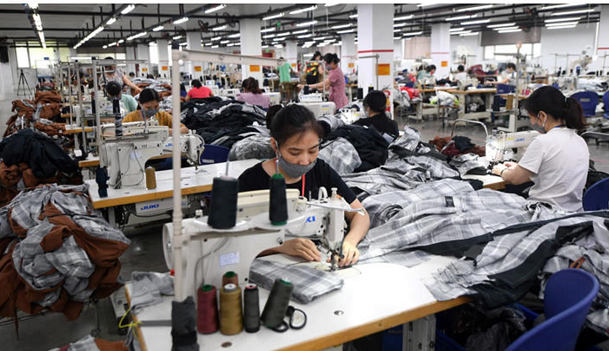 Công nhân tại nhà máy Maxport, nơi sản xuất đồ thể thao cho nhiều thương hiệu quần áo dệt may khác nhau, tại Hà Nội.