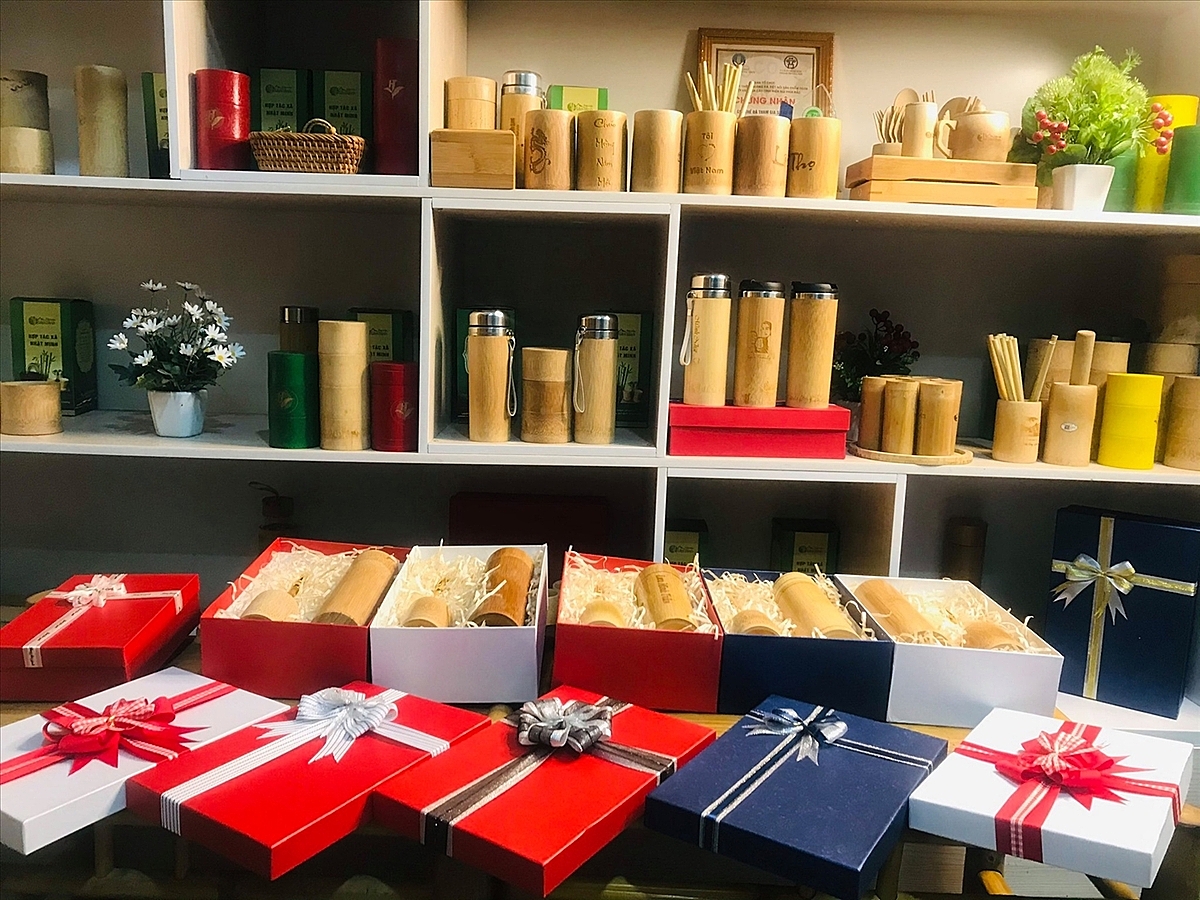 Cải tiến sản phẩm từ mây, tre giúp đáp ứng nhu cầu thị trường.