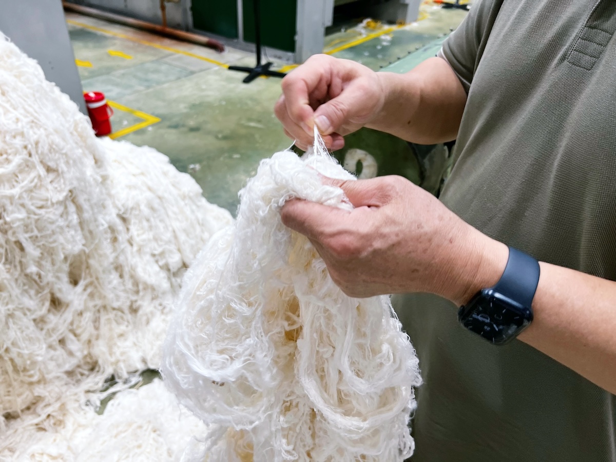 Từ vỏ cây gai xanh, trải qua công nghệ xử lý cho ra đời loại sợi vô cùng bền chắc.