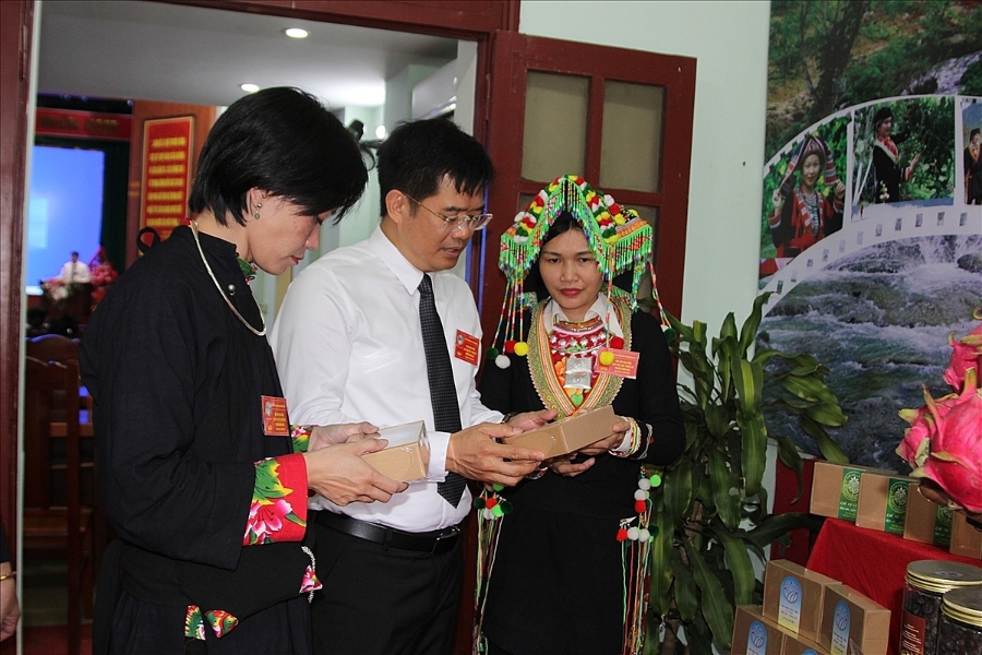 HTX giới thiệu sản phẩm cho khách hàng.