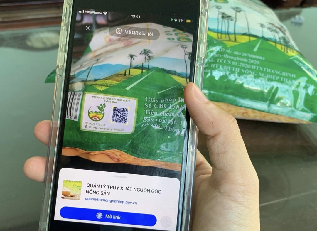 Người tiêu dùng tra cứu nguồn gốc sản phẩm gạo của HTX Thắng Bình &lpar;xã Cư Kty, huyện Krông Bông, tỉnh Đắk Lắk&rpar;.