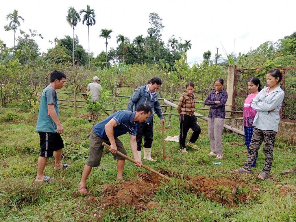 Huyện Phước Sơn đã và đang thực hiện cuộc vận động “Làm thay đổi nếp nghĩ, cách làm trong đồng bào dân tộc thiểu số để từng bước vươn lên thoát nghèo bền vững”.