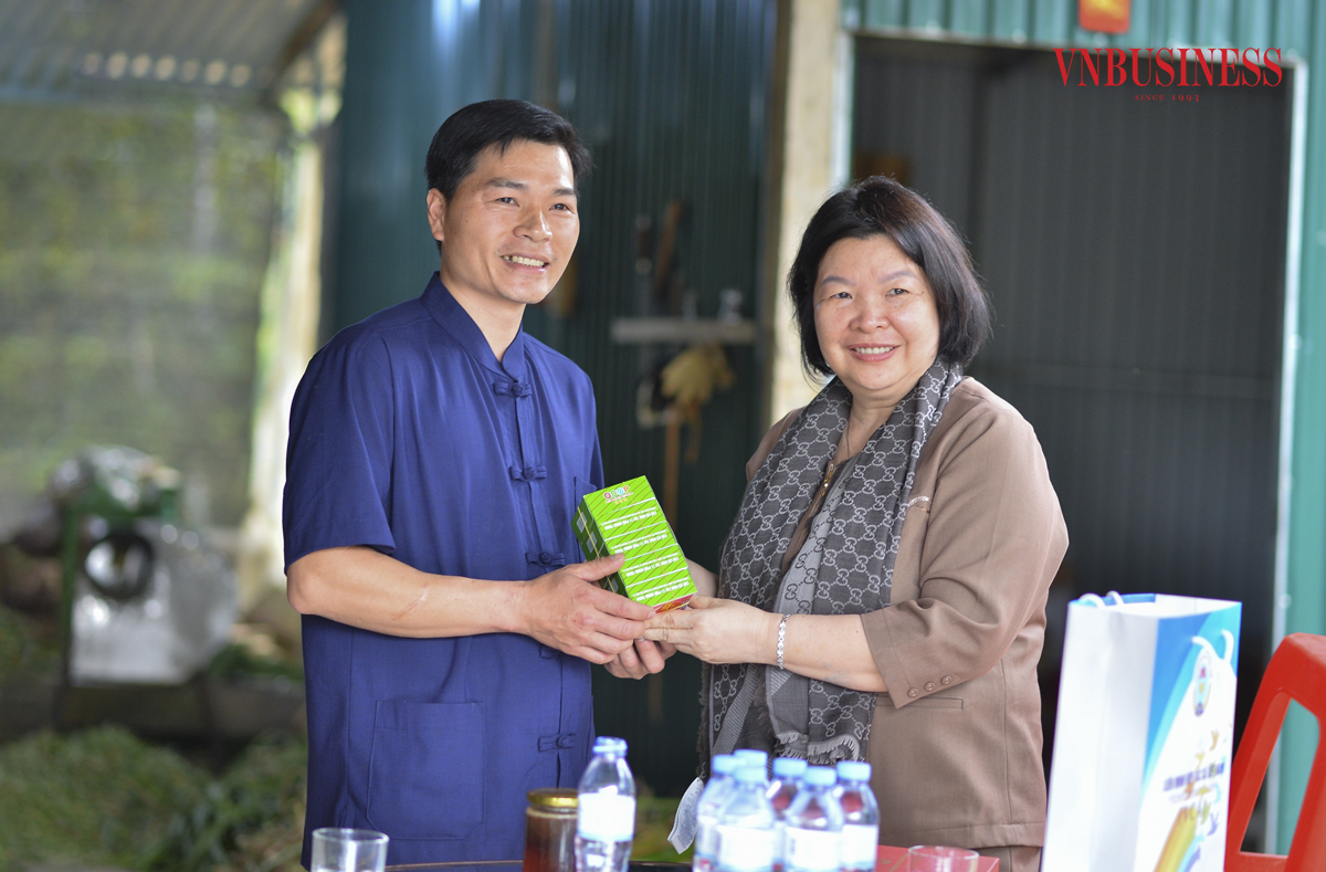 Chủ tịch Liên minh HTX Việt Nam Cao Xuân Thu Vân đánh giá sản phẩm, trao quà kỷ niệm và gửi lời chúc Giám đốc HTX Nghiệp Đoàn sớm thành tỷ phú.