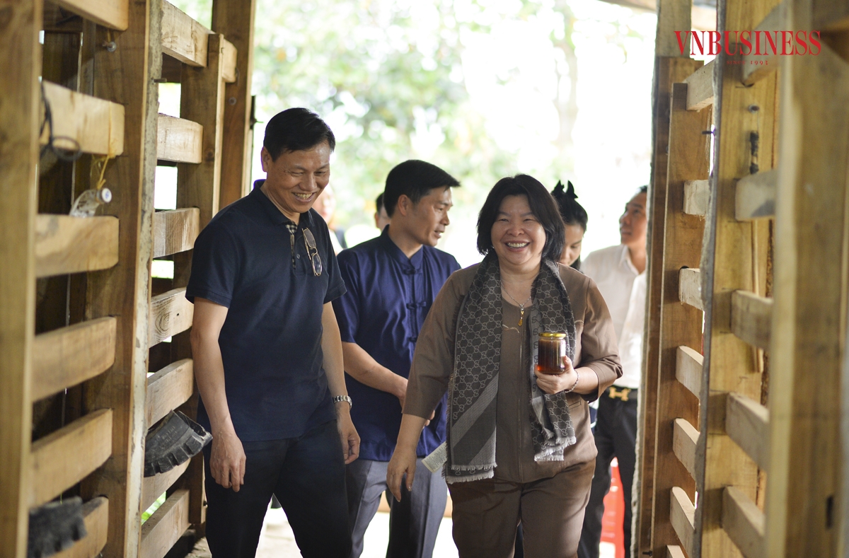 Chủ tịch Liên minh HTX Việt Nam Cao Xuân Thu Vân và Chủ tịch Liên minh HTX tỉnh Quảng Ninh Ngô Tất Thắng thăm trang trại của HTX Nghiệp Đoàn.