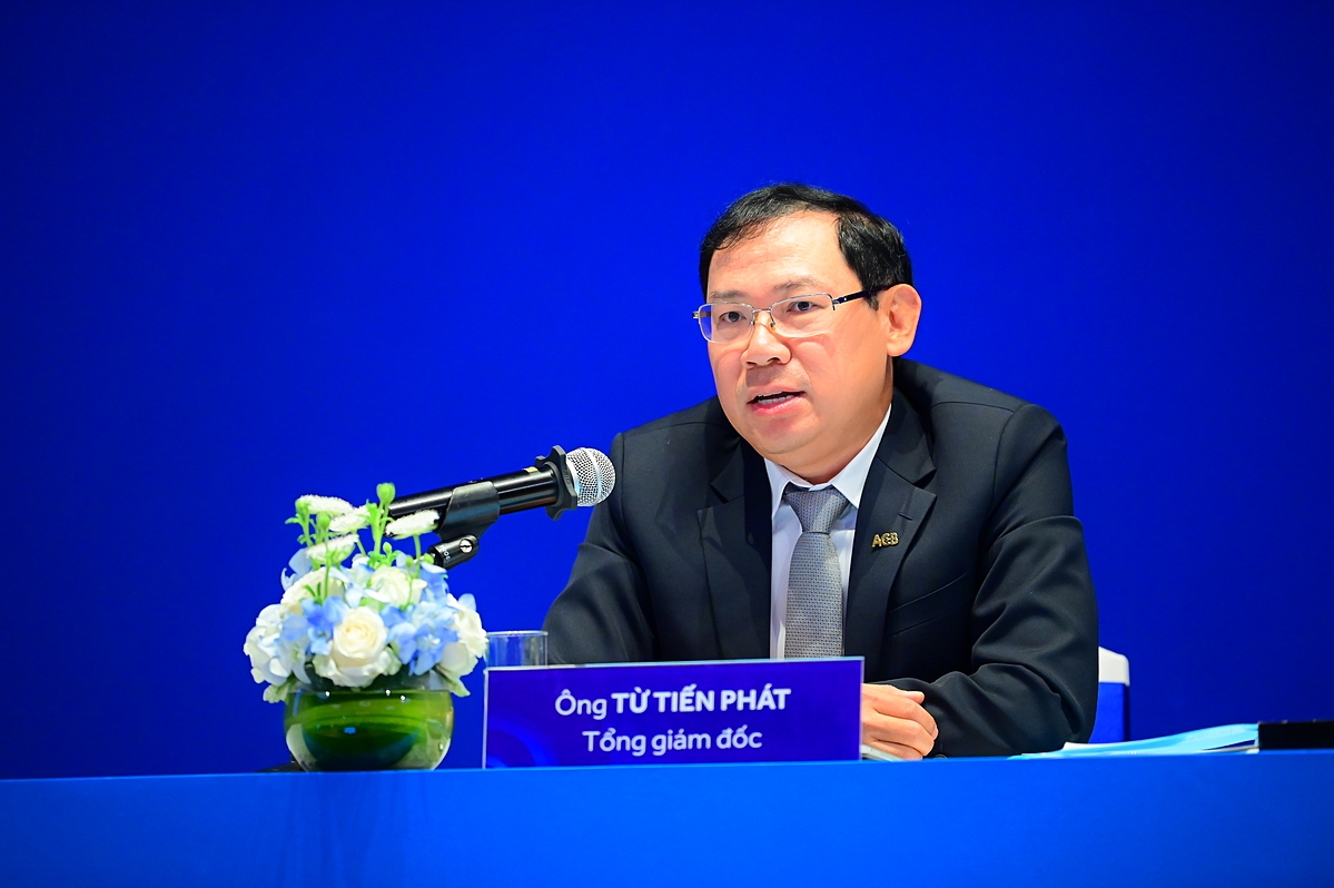 Ông Từ Tiến Phát trả lời chất vấn.