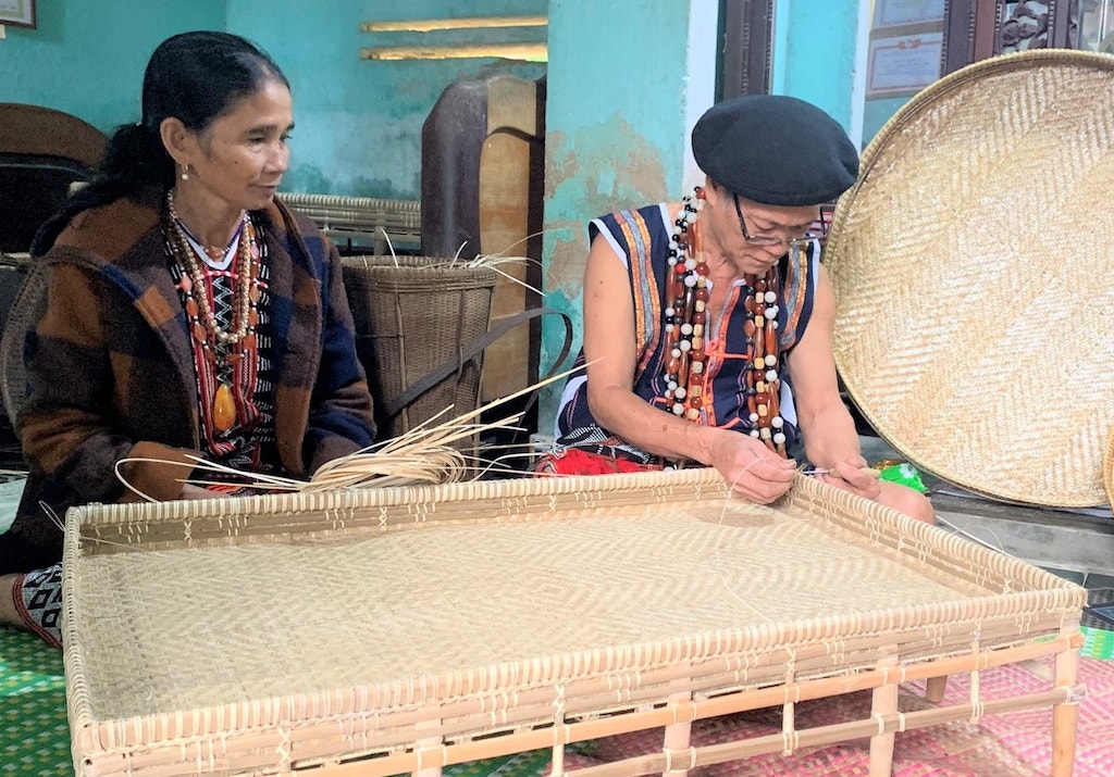 Tổ hợp tác sản xuất mây tre đan Sông Kôn tạo sinh kế cho đồng bào Cơ Tu.