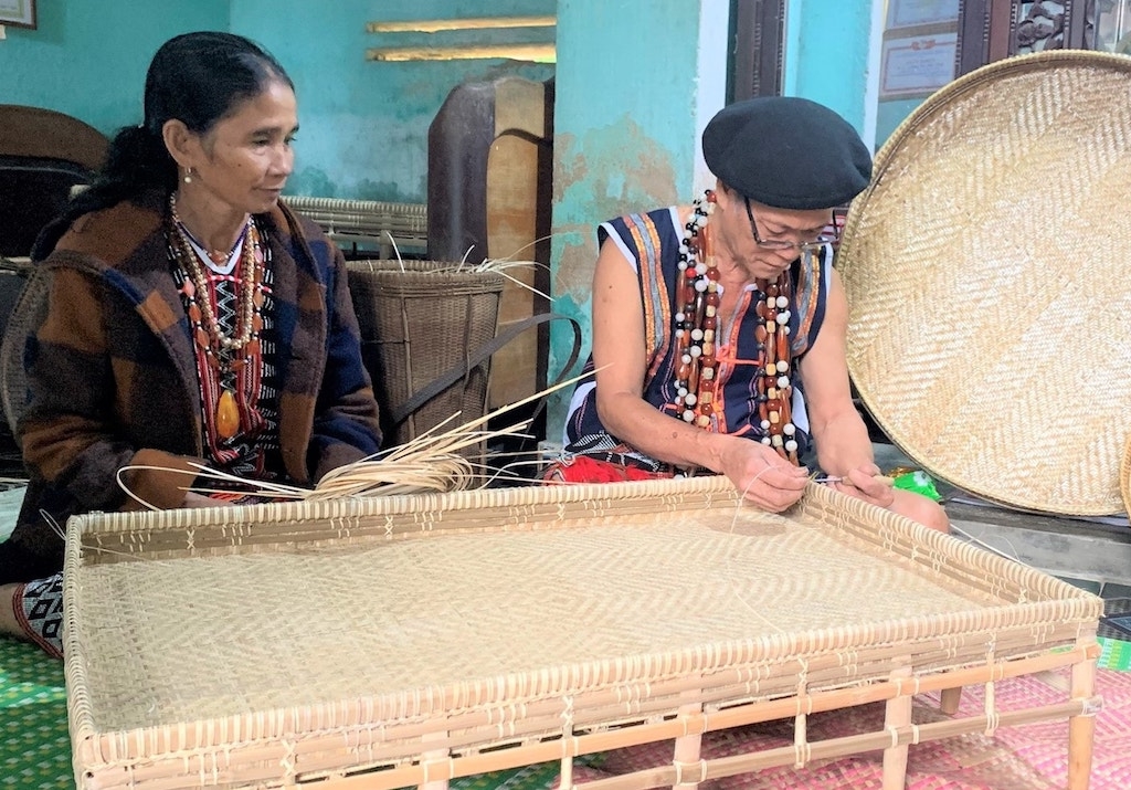 Tổ hợp tác sản xuất mây tre đan Sông Kôn tạo sinh kế cho đồng bào Cơ Tu.