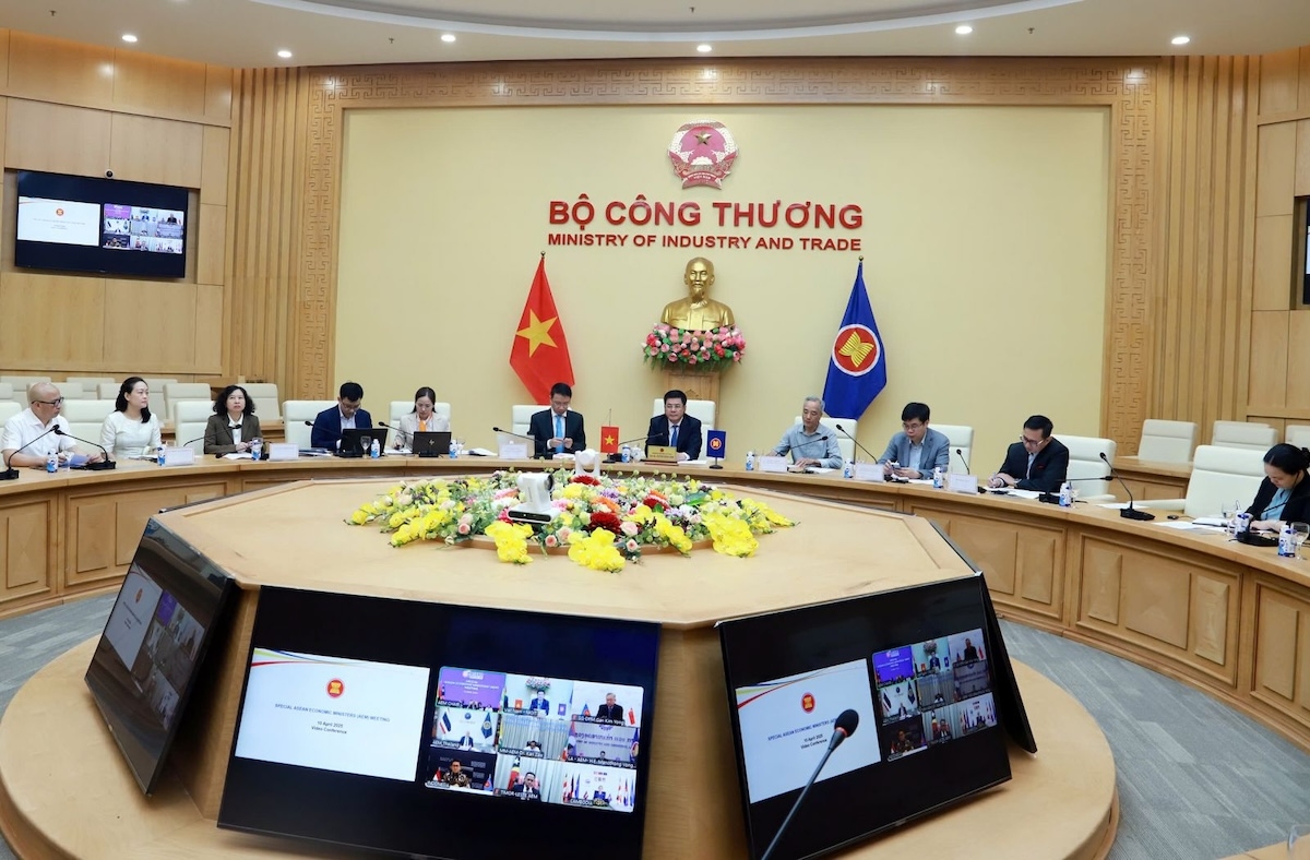 Hội nghị Bộ trưởng Kinh tế ASEAN đặc biệt về chính sách thuế quan của Hoa Kỳ đã được tổ chức theo hình thức trực tuyến. Đoàn Việt Nam tham dự Hội nghị do Bộ trưởng Bộ Công Thương Nguyễn Hồng Diên làm Trưởng đoàn.