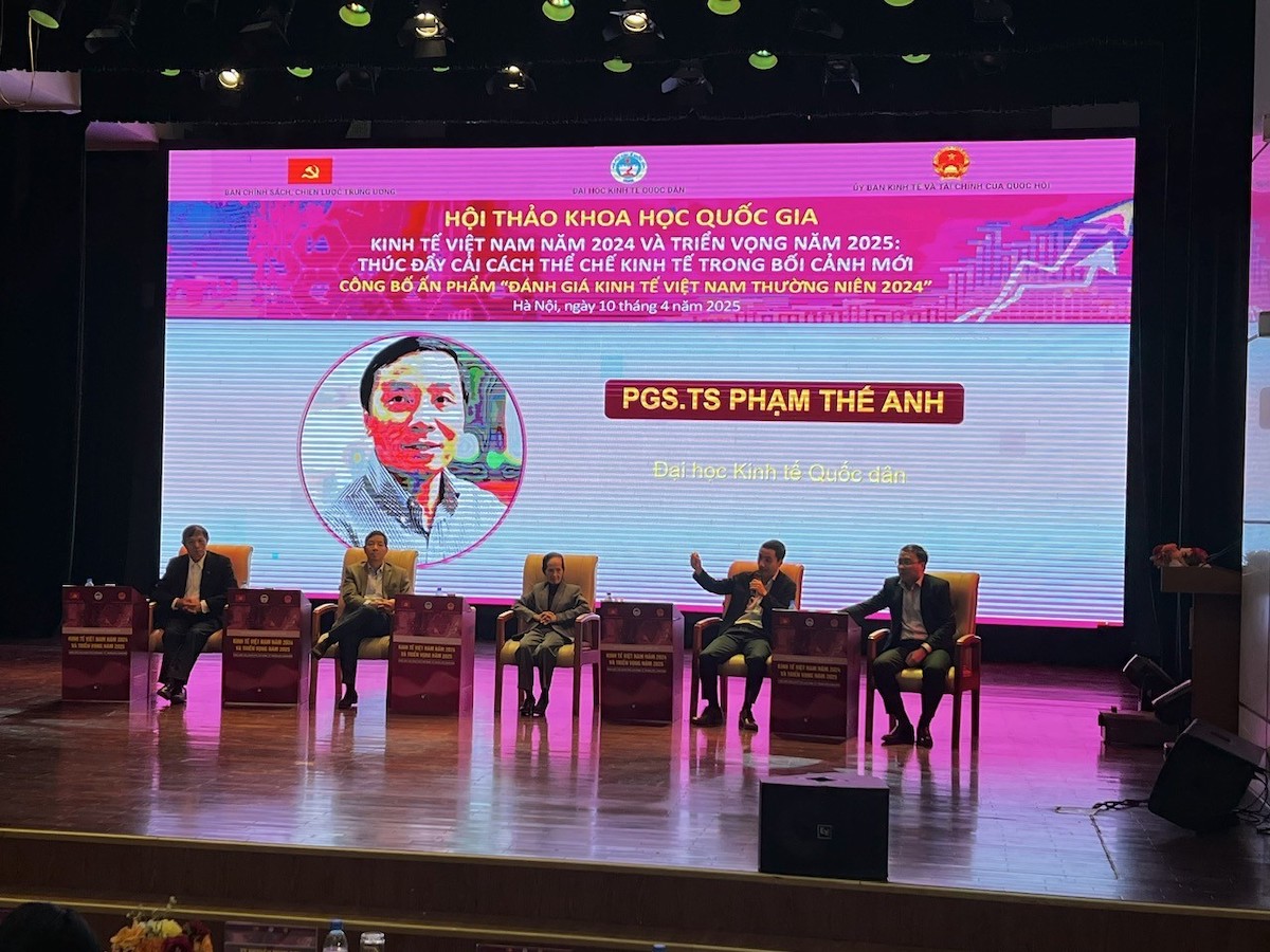 Các chuyên gia tham gia thảo luận tại Hội thảo Khoa học Quốc gia: Kinh tế Việt Nam năm 2024 và triển vọng năm 2025: Thúc đẩy cải cách thể chế kinh tế trong bối cảnh mới & Công bố ấn phẩm Đánh giá Kinh tế Việt Nam thường niên 2024 sáng 10/4.