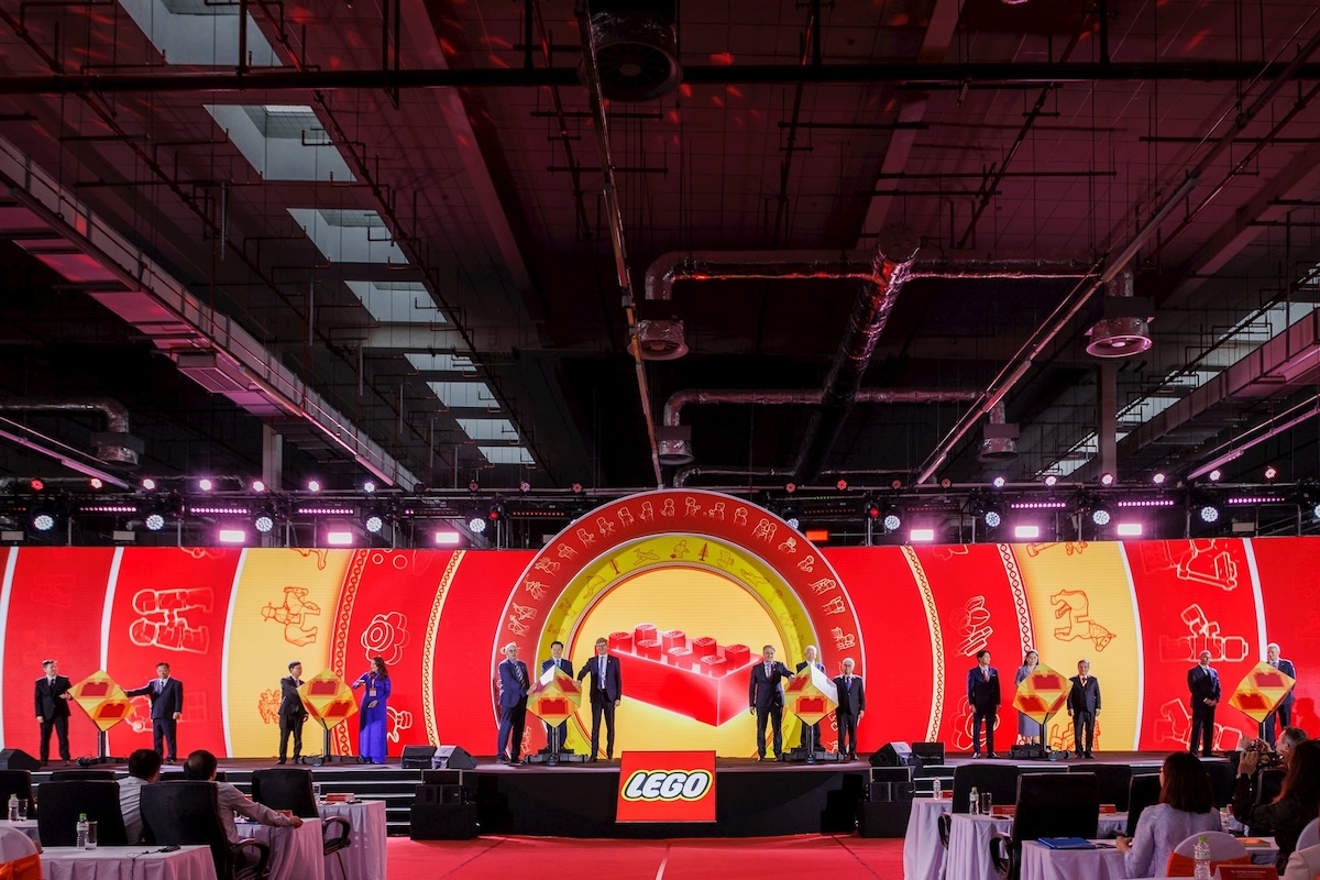 Các đại biểu thực hiện nghi thức khánh thành nhà máy Lego Manufacturing Vietnam - nhà máy thứ sáu của tập đoàn trên toàn cầu và thứ hai tại châu Á.