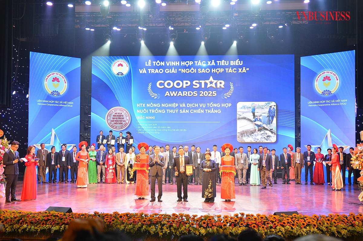 Các HTX trên bục nhận giải Ngôi sao HTX năm 2025.