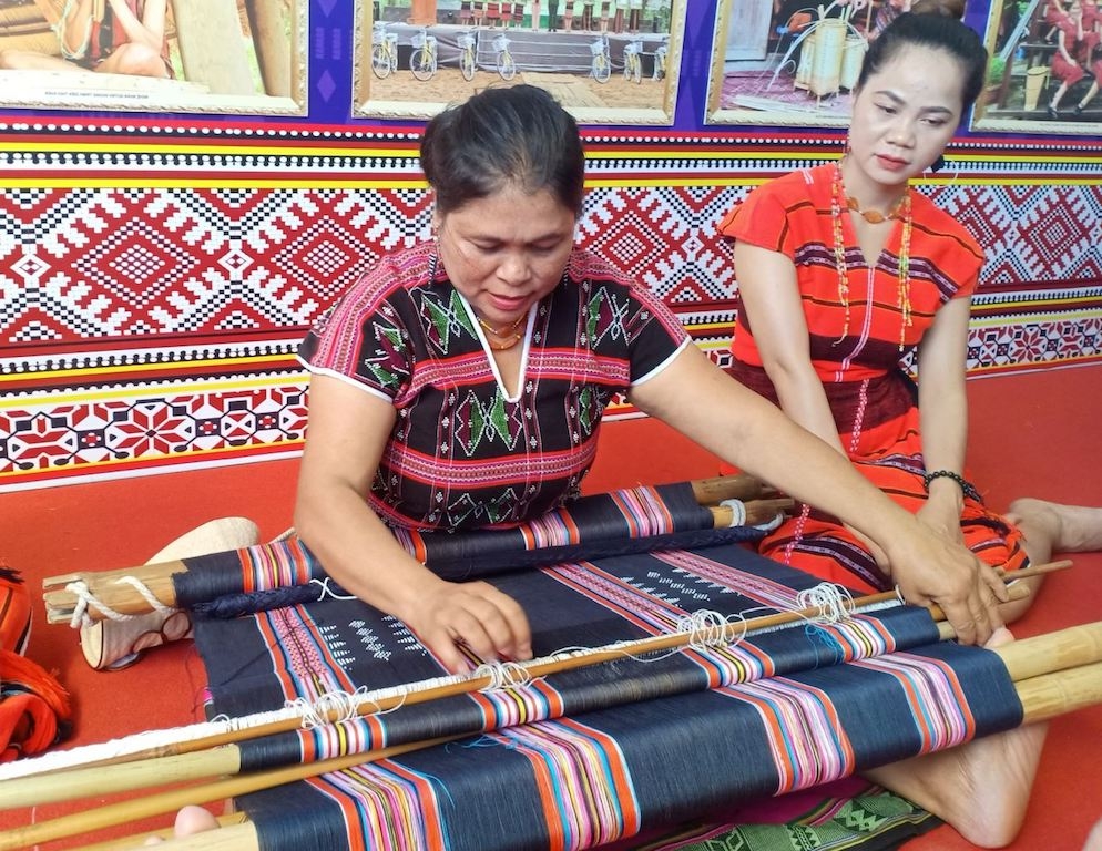 Nghề dệt Zèng đang tạo thu nhập ổn định cho nhiều phụ nữ dân tộc thiểu số ở A Lưới.