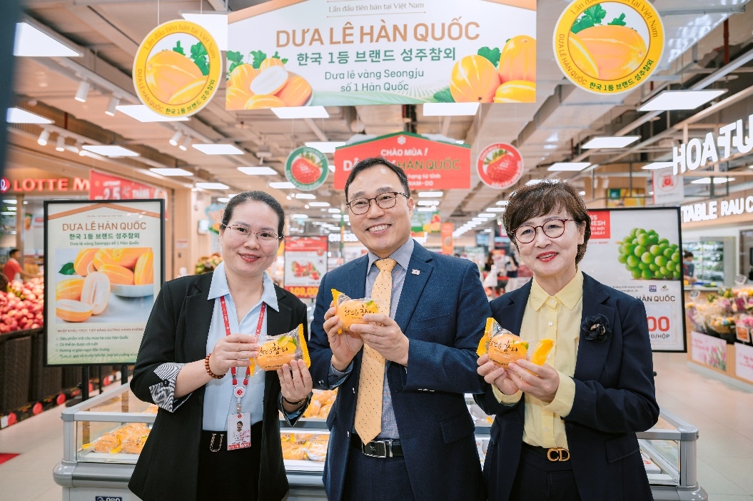 Ông Choi Young Sam, Đại sứ Hàn Quốc cùng đại diện LOTTE Mart Việt Nam tham dự sự kiện ra mắt trái dưa lê Hàn Quốc tại LOTTE Mart West Lake.