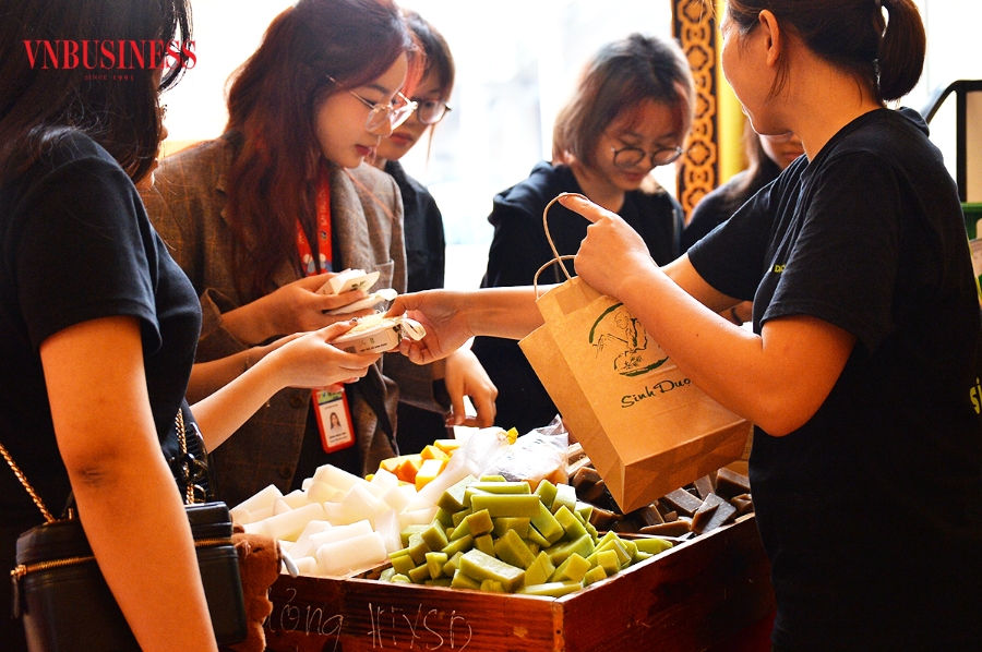 Sản phẩm của HTX tại Khu trưng bày thu hút sự quan tâm đặc biệt từ người tiêu dùng, đặc biệt là người tiêu dùng trẻ, bởi chất lượng và mẫu mã đẹp.