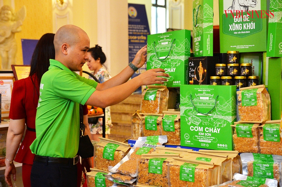 Không chỉ chất lượng vượt trội, mẫu mã sản phẩm của các HTX cũng ngày càng đa dạng, bắt mắt, hấp dẫn, điển hình như các sản phẩm của HTX sản xuất và tiêu thụ mỳ chũ Nam Thể &lpar;thị xã Chũ, tỉnh Bắc Giang&rpar;. Đại diện HTX cho biết Khu trưng bày là cơ hội để các HTX đưa sản phẩm đến gần hơn với người tiêu dùng, đặc biệt là mở ra cơ hội để các HTX giao lưu, học hỏi, kết nối tiêu thụ...