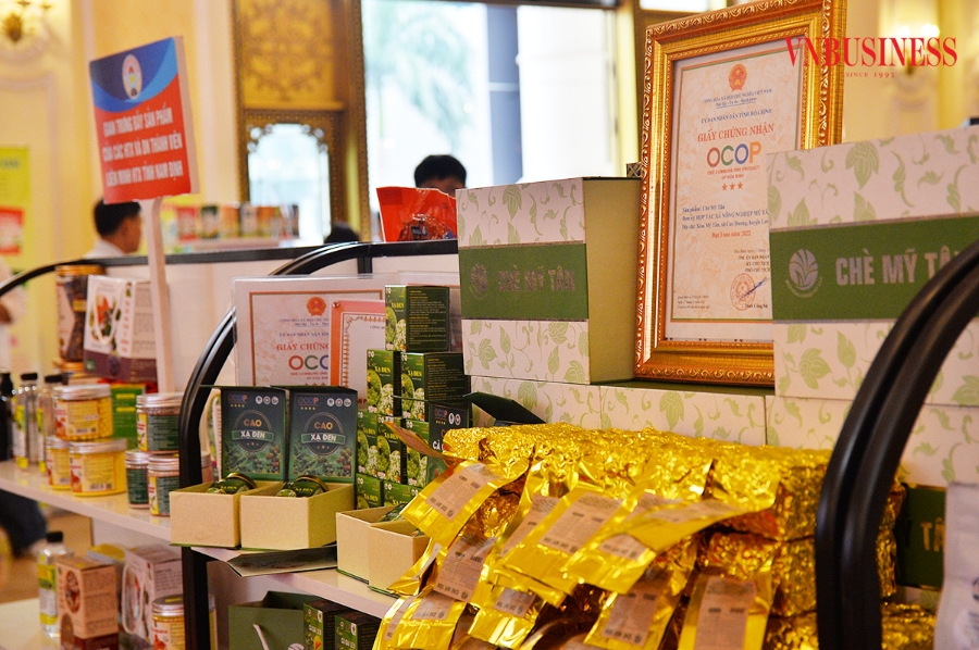 Khu trưng bày hội tụ hàng nghìn sản phẩm đặc sắc từ khắp mọi miền của Tổ quốc, từ Bắc, Trung đến Nam.