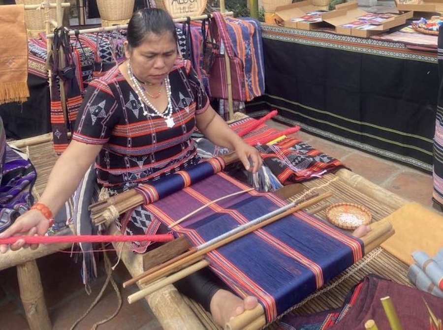 Sự năng động của các HTX dệt Zèng giúp đồng bào thiểu số ở A Lưới cải thiện sinh kế, thoát cảnh nghèo khó.