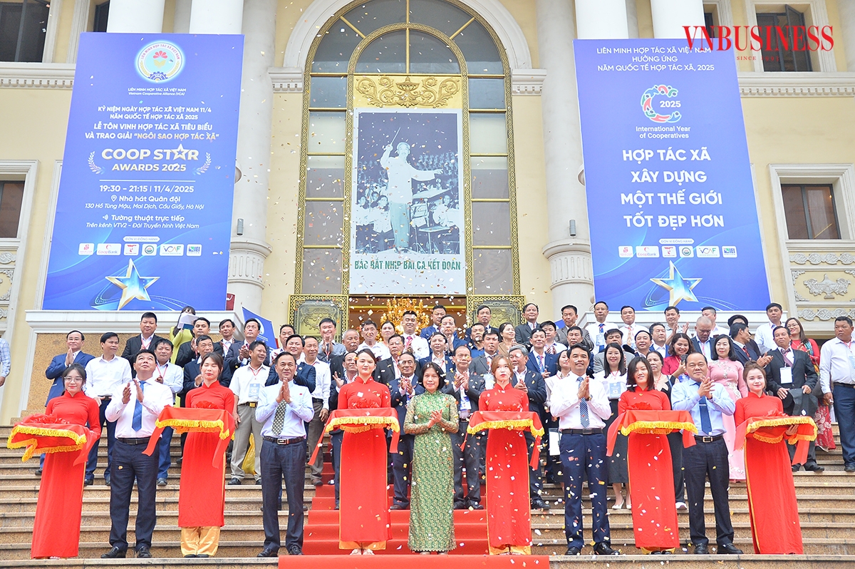 Lãnh đạo Liên minh HTX Việt Nam cắt băng khai mạc Hội chợ Trưng bày và giới thiệu sản phẩm HTX năm 2025.