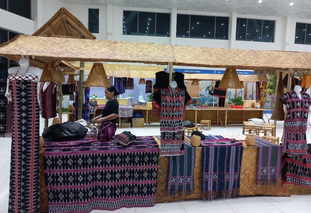 Đa dạng các sản phẩm dệt Zèng của các HTX ở A Lưới giúp đáp ứng nhu cầu của thị trường, mang lại sự bền vững cho việc phát triển nghề truyền thống.