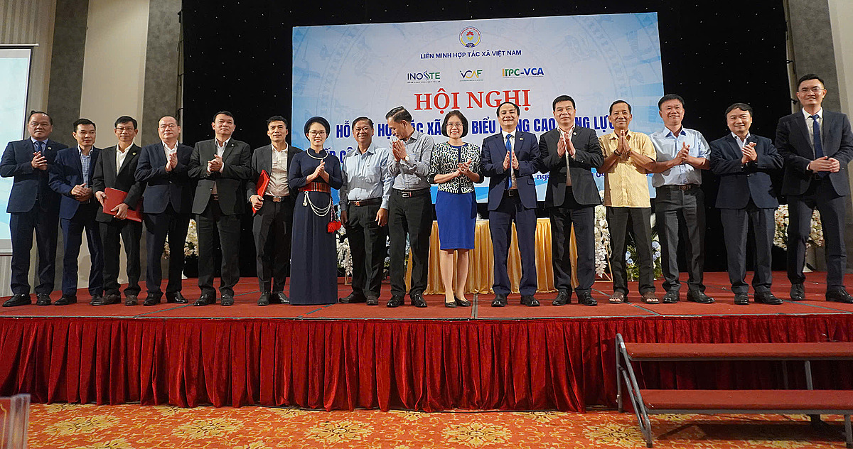 Các đại biểu chụp ảnh lưu niệm.