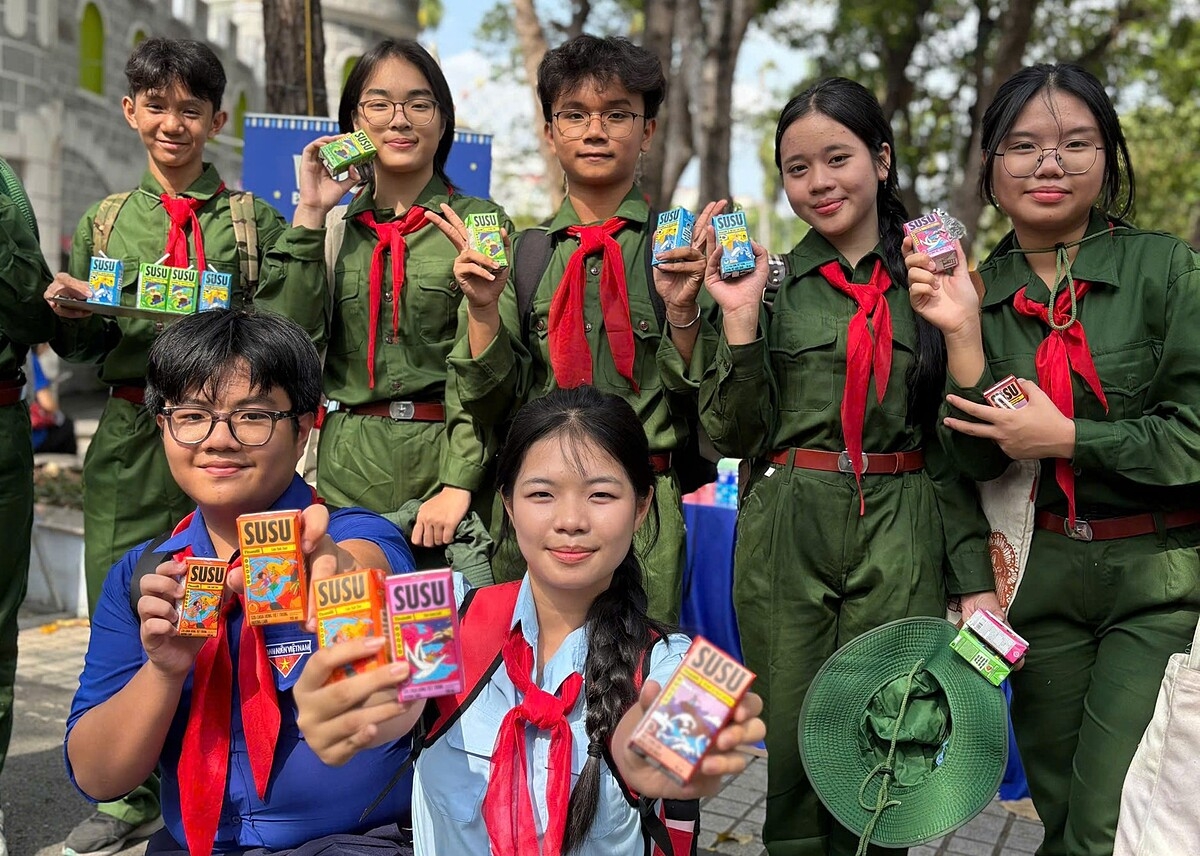 Những “cô, chú bội đội nhí” hào hứng chọn món sữa yêu thích sau khi tham gia các hoạt động của ngày hội.