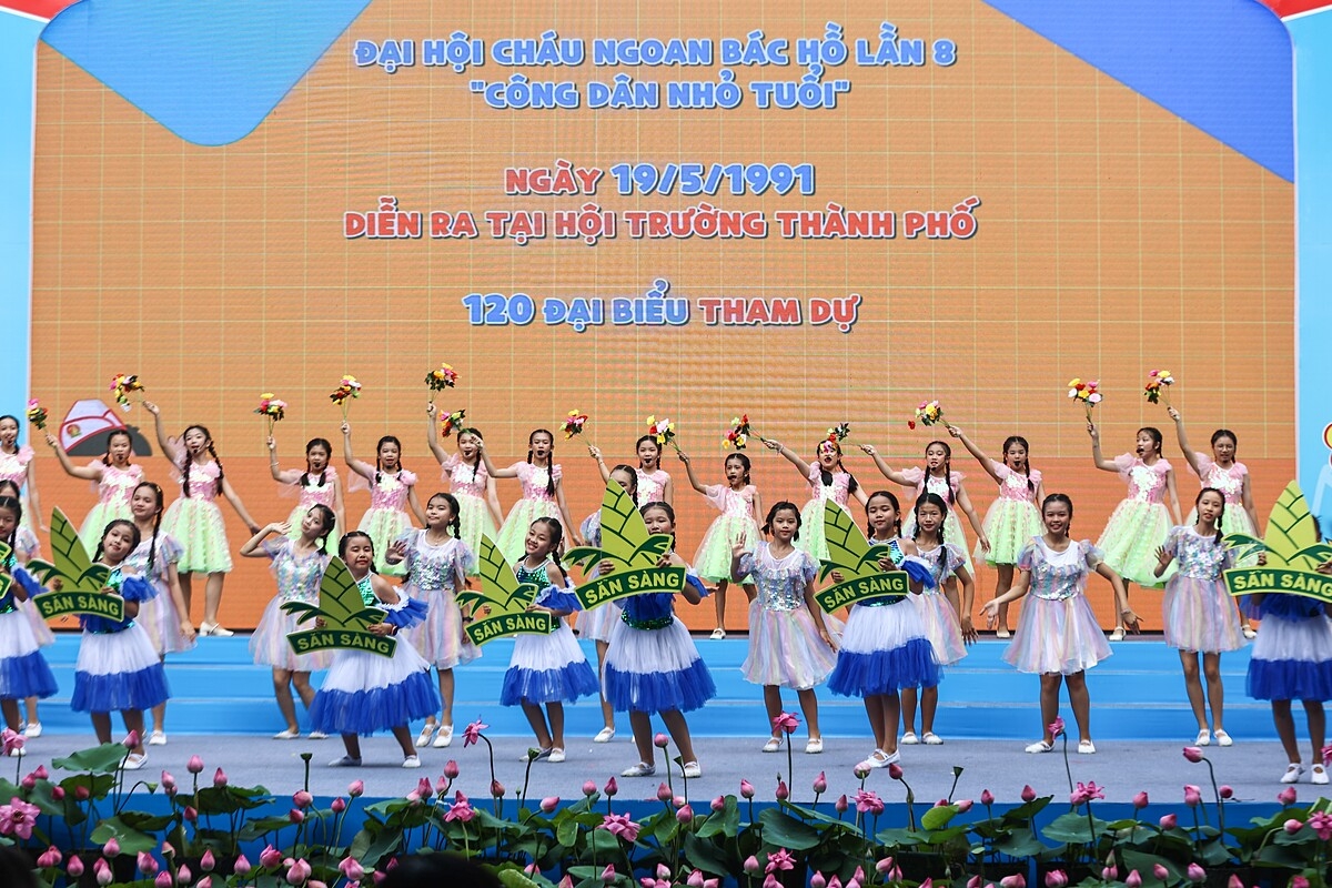 Thiếu nhi đồng diễn nhiều tiết mục với chủ đề “50 năm - Hoa xuân đất nước, đội ta tiếp bước”.