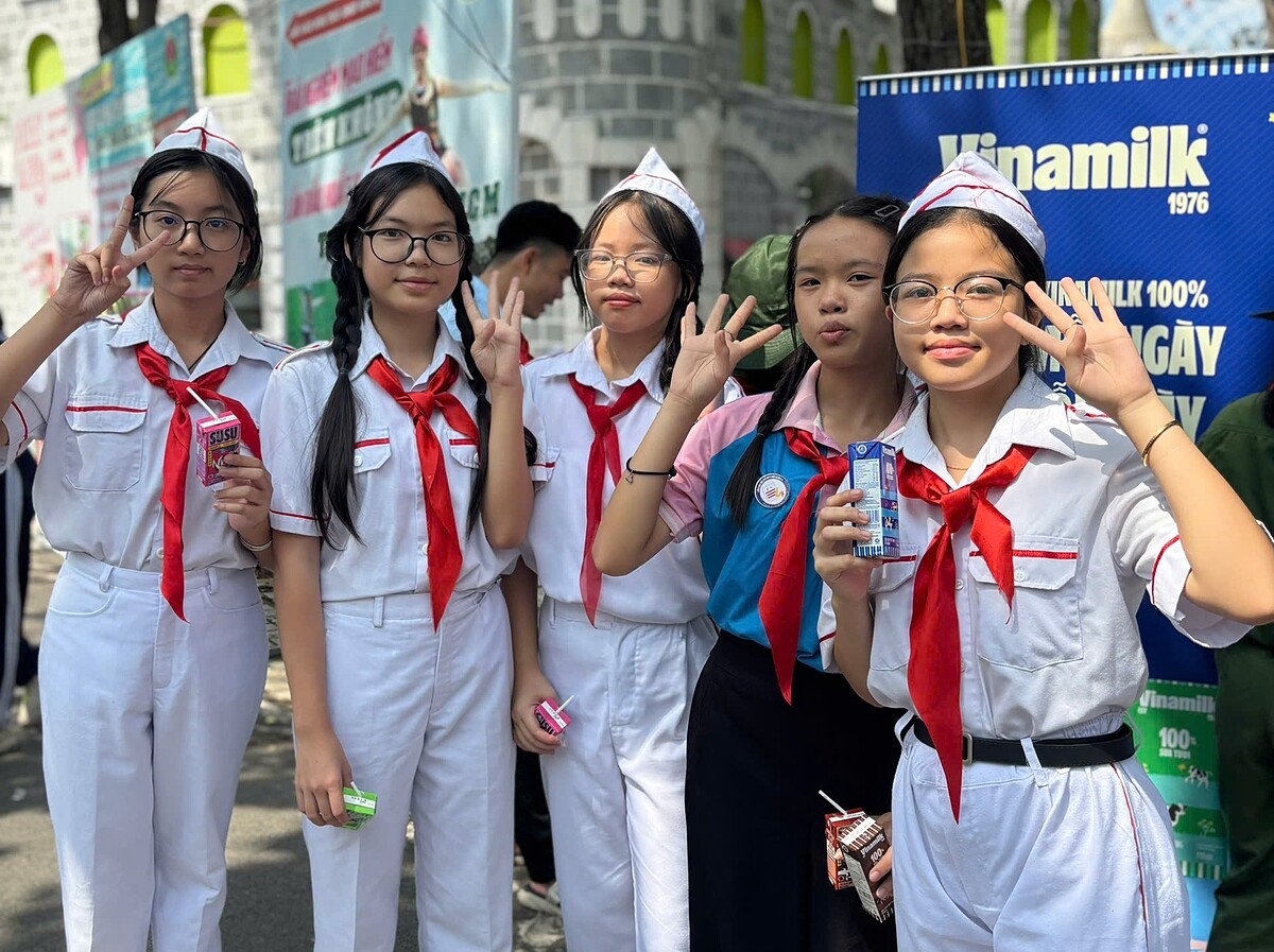 Các bạn đội viên nạp thêm “năng lượng” từ Vinamilk để chuẩn bị sẵn sàng cho phần thi nghi thức Đội.