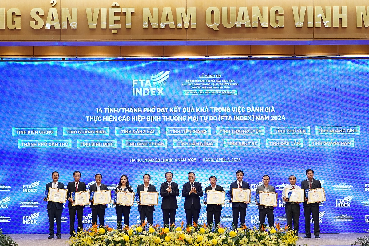 Top các tỉnh/ thành đạt kết quả trong việc đánh giá thực hiện các Hiệp định thương mại tự do &lpar;FTA Index&rpar; năm 2024 nhận Bằng khen tại Lễ Công bố.