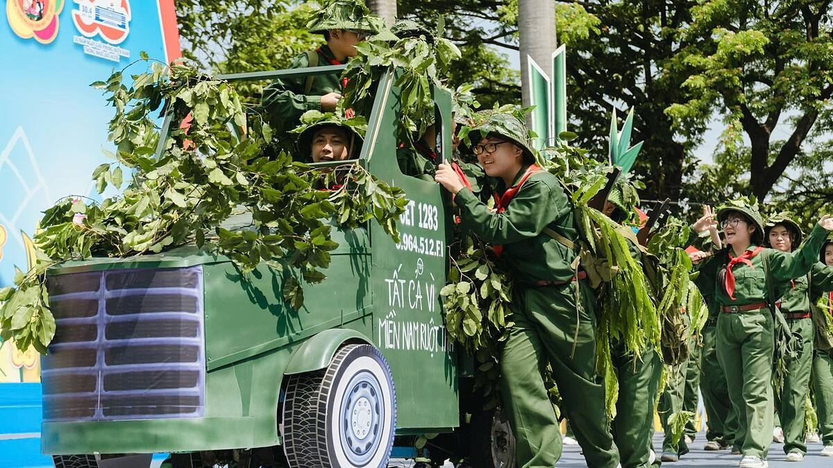 Đội viên TP.HCM tái hiện những ngày tháng 4 hào hùng của 50 năm trước.