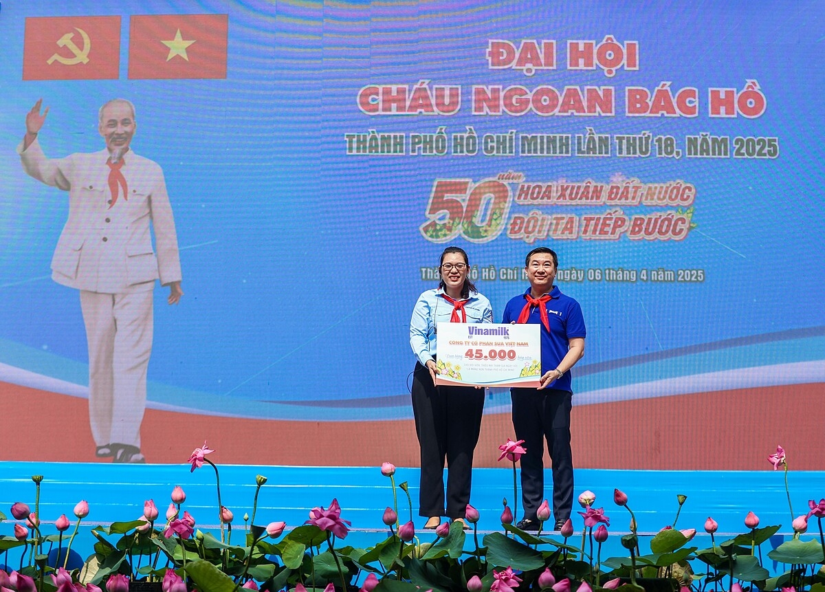 Ông Đỗ Thanh Tuấn, Giám đốc Đối ngoại Vinamilk, đã trao tặng món quà là 45.000 hộp sữa cho đại diện Hội đồng Đội TP.HCM trong chương trình “Đại hội cháu ngoan Bác Hồ” ngày 6/4.