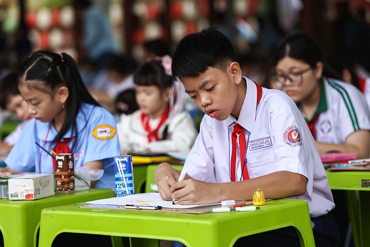 Các em nhỏ đã vẽ nên bức tranh về hòa bình thật đẹp trong cuộc thi Nhành cọ non. Cuộc thu hút gần 300 em thiếu nhi tham dự với những tác phẩm mang ý nghĩa đặc biệt.