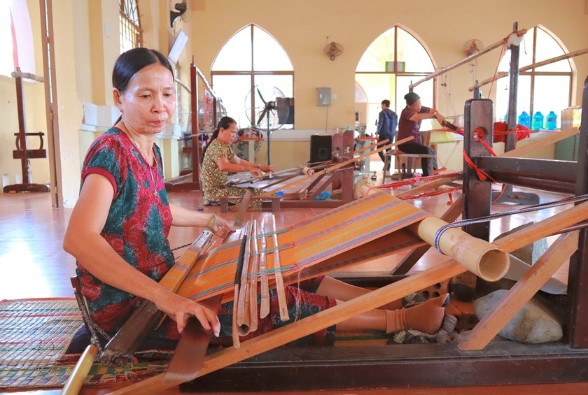 Thổ cẩm vươn xa nhờ có HTX.