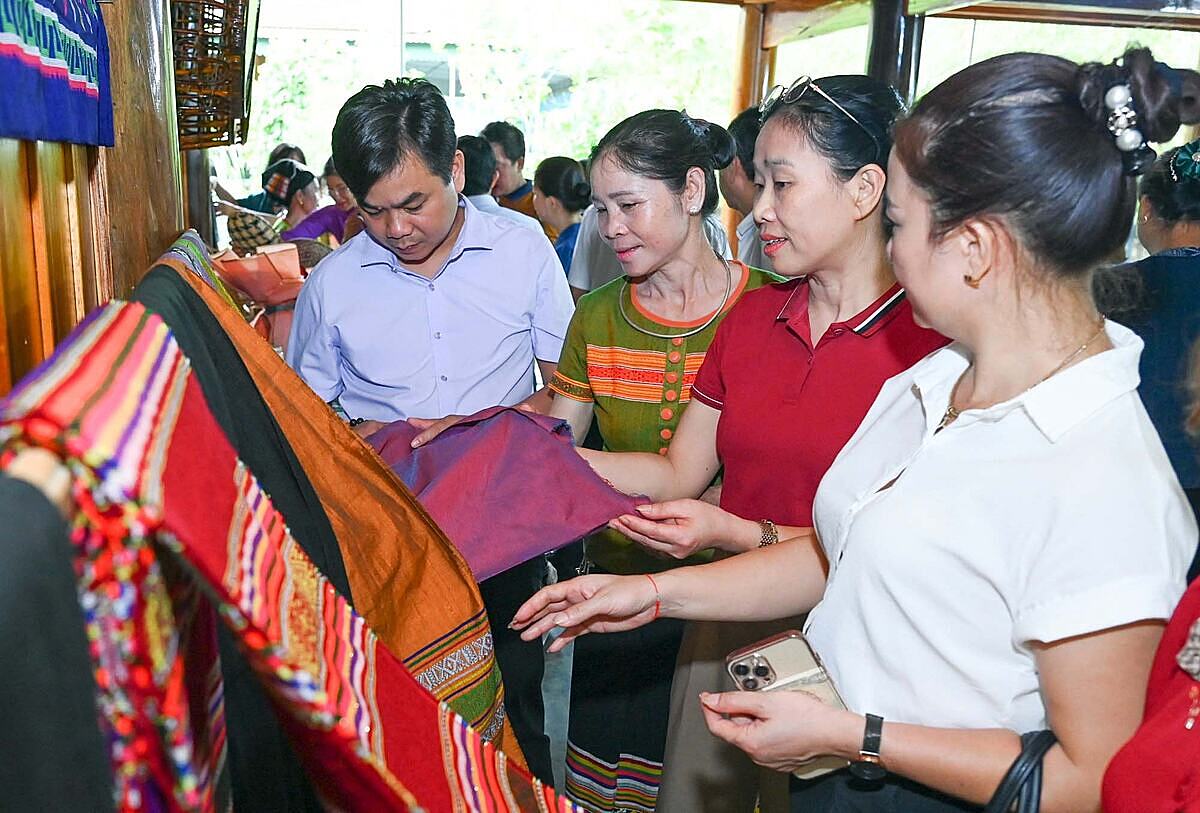 Khách du lịc trải nghiệm nghề dệt thổ cẩm tại HTX Hoa Tiến &lpar;Nghệ An&rpar;.