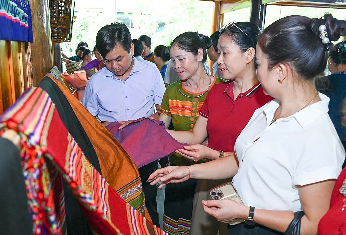 Khách du lịc trải nghiệm nghề dệt thổ cẩm tại HTX Hoa Tiến &lpar;Nghệ An&rpar;.