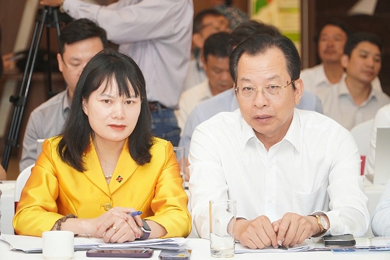 Đại diện Agribank, đồng chí Phùng Thị Bình &lpar;Bên trái&rpar; - Phó Tổng Giám đốc Agribank tham dự Hội nghị.