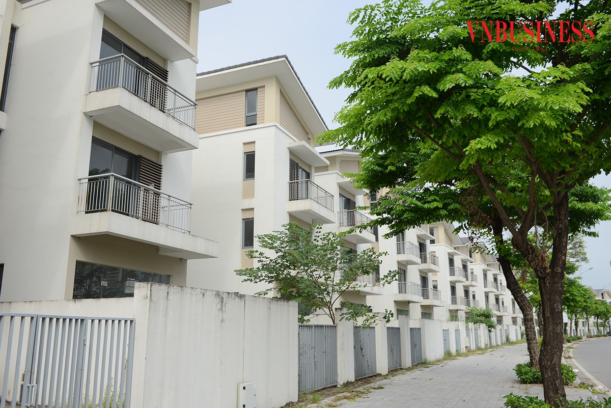 Phân khúc biệt thự liền kề giữ sức hút với nhà đầu tư, song cũng tiềm ẩn nhiều rủi ro chôn vốn dài hạn.