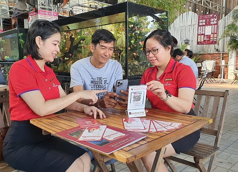 Agribank triển khai nhiều sản phẩm tín dụng không yêu cầu tài sản đảm bảo, đơn giản hóa thủ tục cho vay, cung cấp các khoản vay quy mô nhỏ, đáp ứng nhu cầu vốn sản xuất – kinh doanh của người nghèo, phụ nữ, nông dân và các đối tượng dễ bị tổn thương khác.