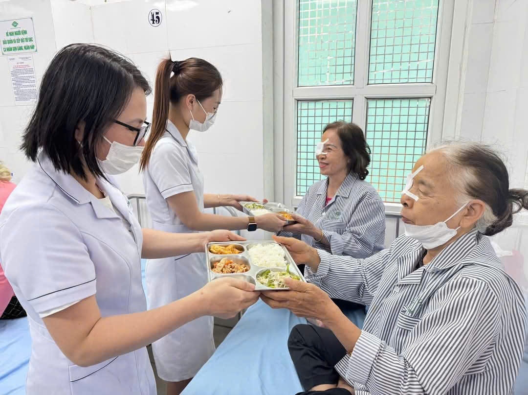 Tận tình phục vụ người bệnh.