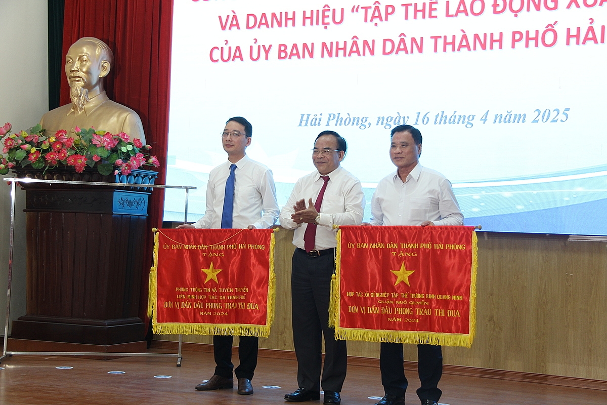 UBND TP Hải Phòng tặng cờ thi đua xuất sắc cho 2 tập thể.