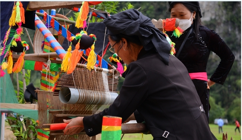 Thổ cẩm dệt thủ công là nét đặc sắc ở Lâm Bình.