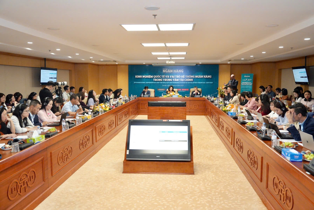 Các chuyên gia góp ý tại Hội thảo Kinh nghiệm quốc tế và vai trò hệ thống ngân hàng trong trung tâm tài chính ngày 16/4.