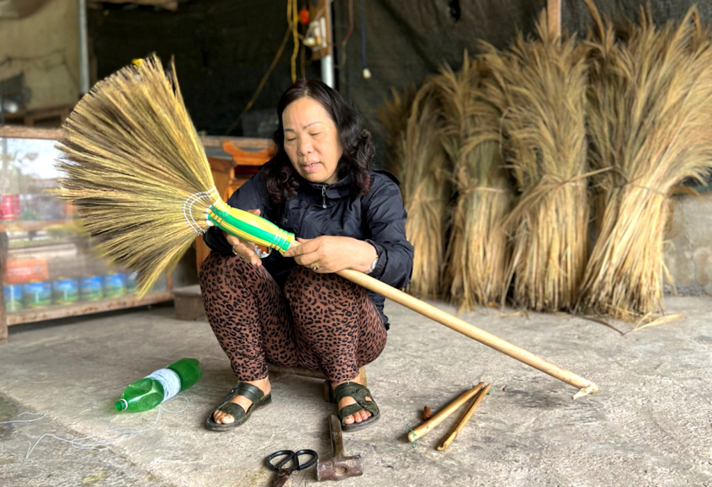 bà Hoàng Thị Kén, Giám đốc HTX Hoàng Thiện giúp tạo công ăn việc là cho bà con dân tộc thiểu số ở A Ngo với nghề làm chổi đót.