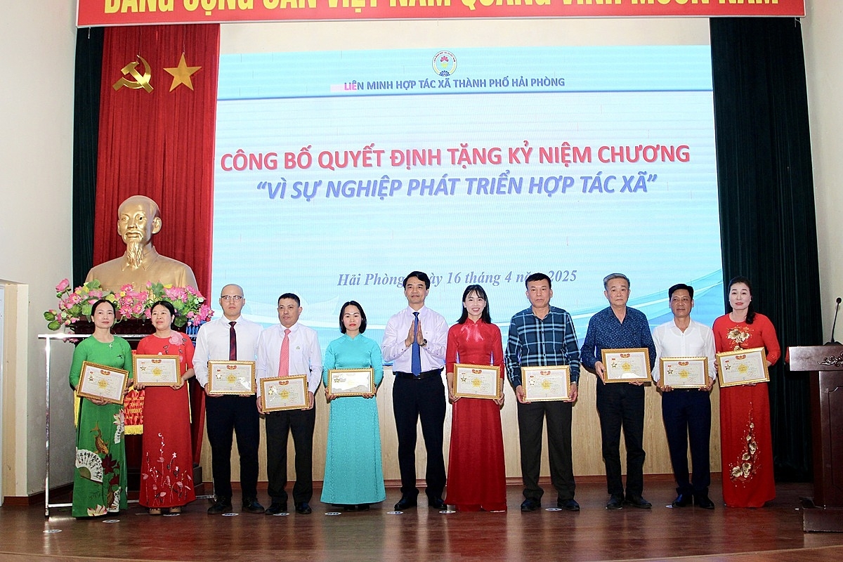 12 cá nhân được nhận Kỷ niệm chương của Liên minh HTX Việt Nam.