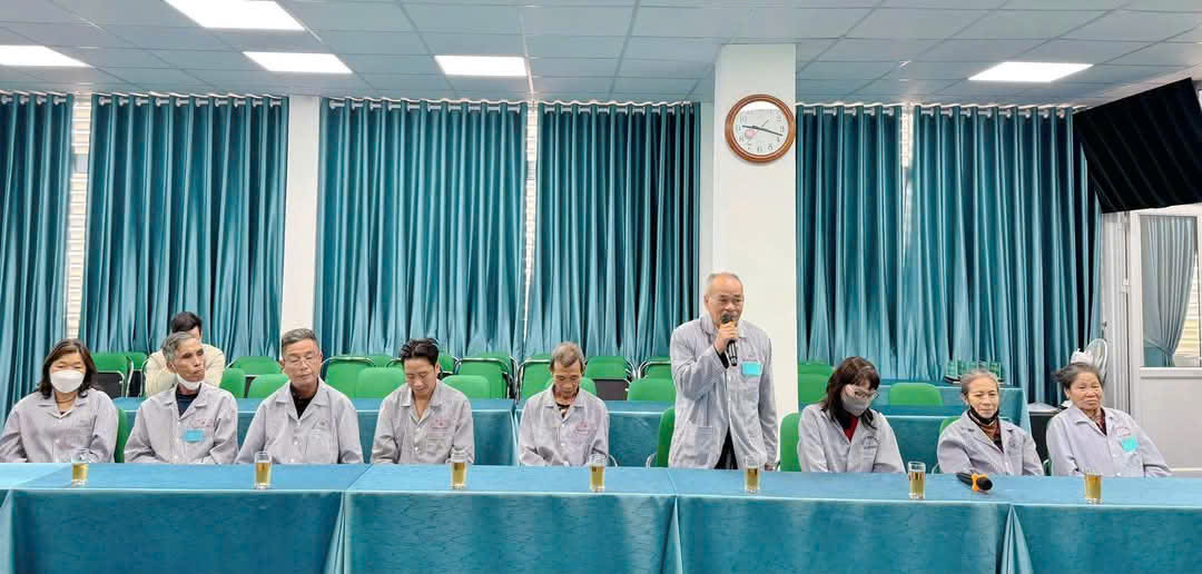 Một cuộc họp - lắng nghe ý kiến bệnh nhân.