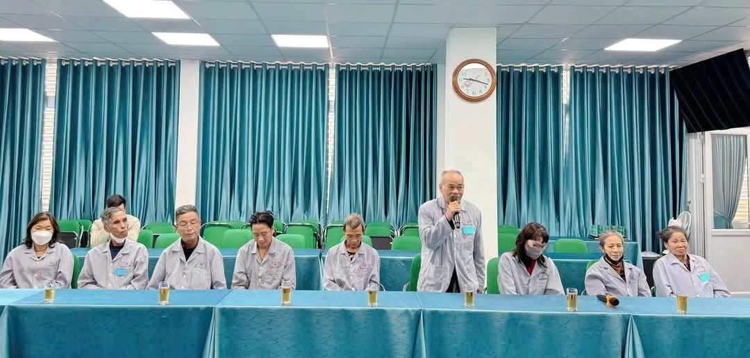 Một cuộc họp - lắng nghe ý kiến bệnh nhân.