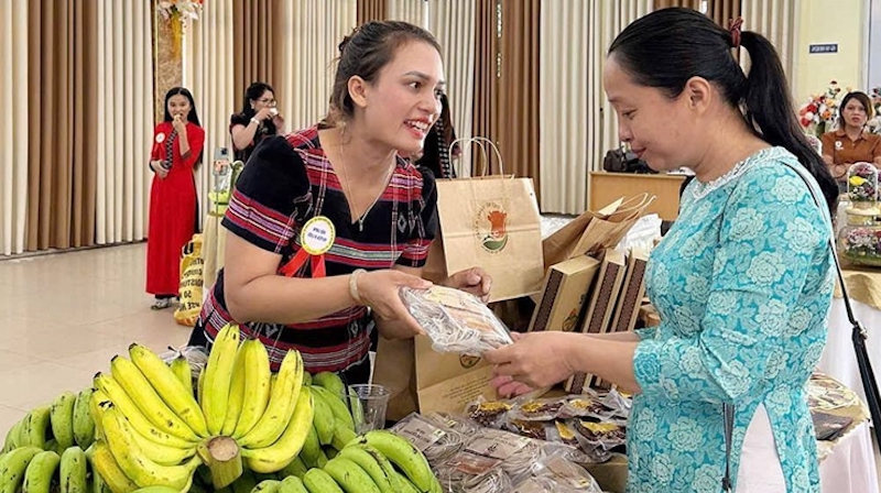 Chị Hồ Thị Nga, Giám đốc HTX Nông sản an toàn A Lưới, luôn năng động và nỗ lực tìm kiếm thị trường cho các mặt nông sản sản của địa phương mình.